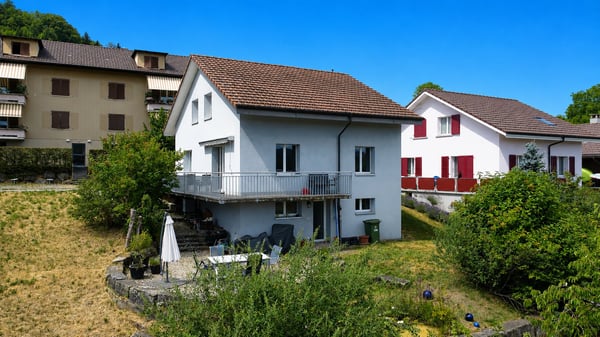 Freistehendes Einfamilienhaus an familienfreundlicher Lage mit Garten und Alpensicht 2