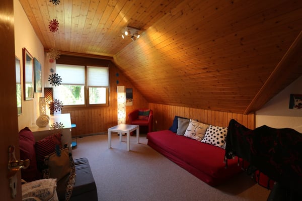 Ein freundliches 5.5-Zimmer-Haus mit Hobbyraum, Garage und idyllischer Umgebung 12