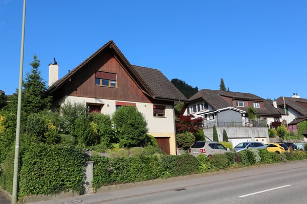 Ein freundliches 5.5-Zimmer-Haus mit Hobbyraum, Garage und idyllischer Umgebung 1