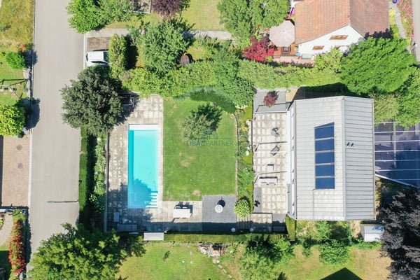 Zeitlose Eleganz trifft Wohnkomfort Modernes EFH mit Pool & Gartenoase 13