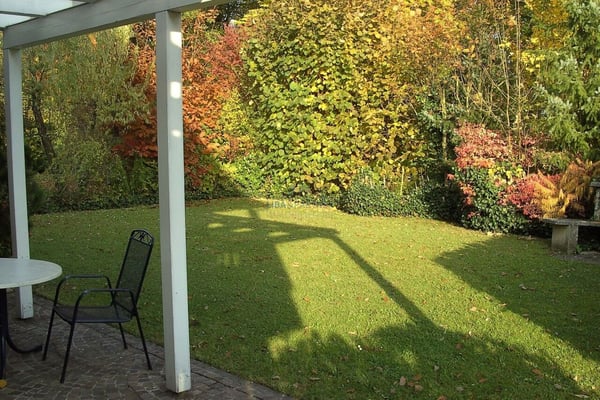 Attraktives Doppeleinfamilienhaus mit idyllischem Garten in Bottmingen 5