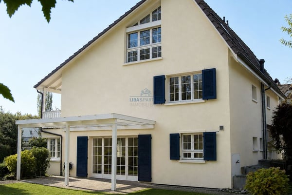Attraktives Doppeleinfamilienhaus mit idyllischem Garten in Bottmingen 2