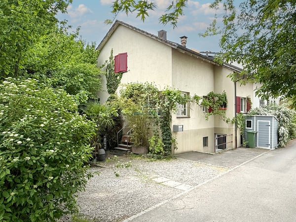 Charmantes Doppel-Einfamilienhaus mit Ausbaupotenzial an begehrter Lage in Allschwil