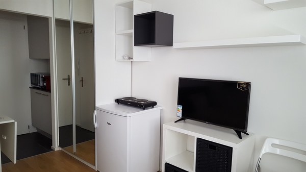 Studio ammobiliato nei pressi dell'università. Disponibilità da concordare 2