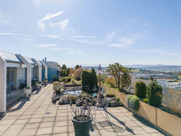 Grosse Terrasse mit viel Privatsphäre und Alpenblick 11