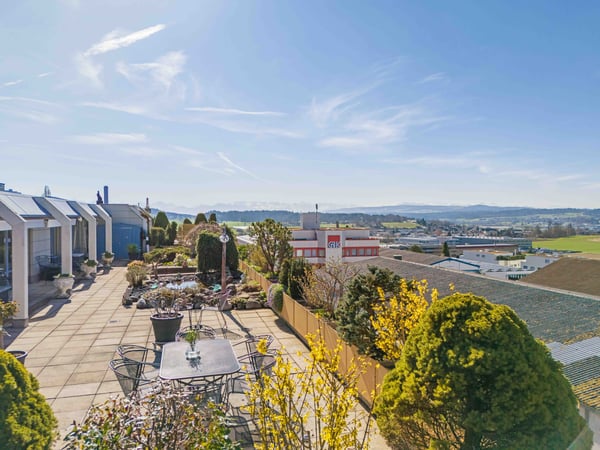 Grosse Terrasse mit viel Privatsphäre und Alpenblick 2