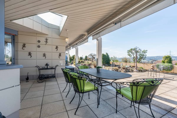 Grosse Terrasse mit viel Privatsphäre und Alpenblick 9