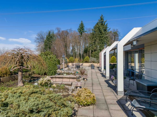 Grosse Terrasse mit viel Privatsphäre und Alpenblick 10