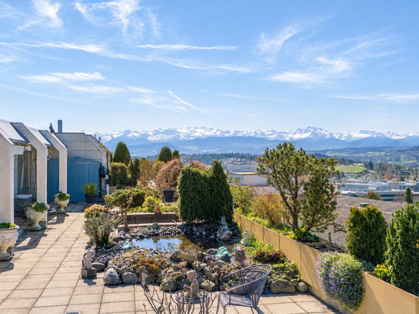 Grosse Terrasse mit viel Privatsphäre und Alpenblick 1