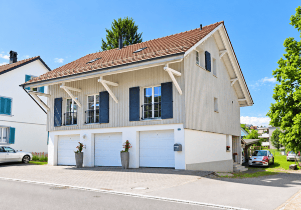 Stilvolles 5.5-Zimmer-EFH mit grosszügigem Fahrzeugabstellangebot 1