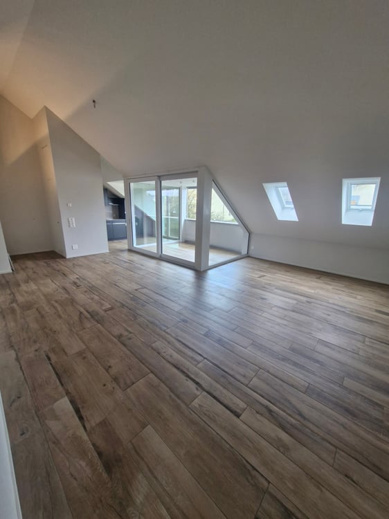 Aussergewöhnliche 3.5 Zimmerdachwohnung mit Eigentumsstandart Ausbau 2