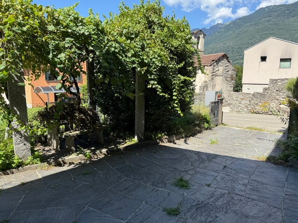 Casa bifamiliare 5.5 + 2.5 locali, zona pregiata, Giubiasco 3