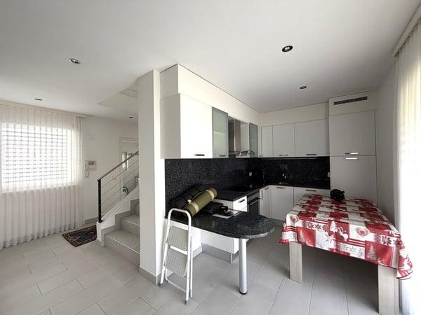 Villa bifamiliare dalle dimensioni generose 23