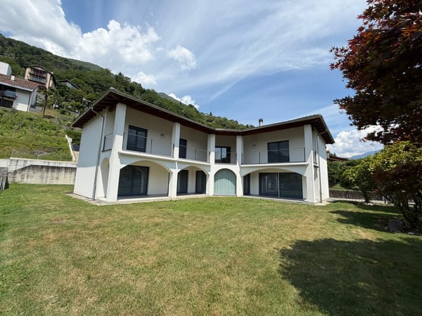 Villa bifamiliare dalle dimensioni generose 1