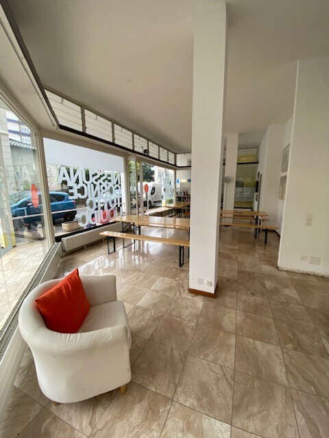 AFFITTASI GRANDE NEGOZIO CON VETRINE 3