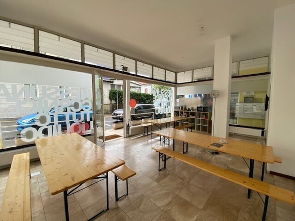 AFFITTASI GRANDE NEGOZIO CON VETRINE 1