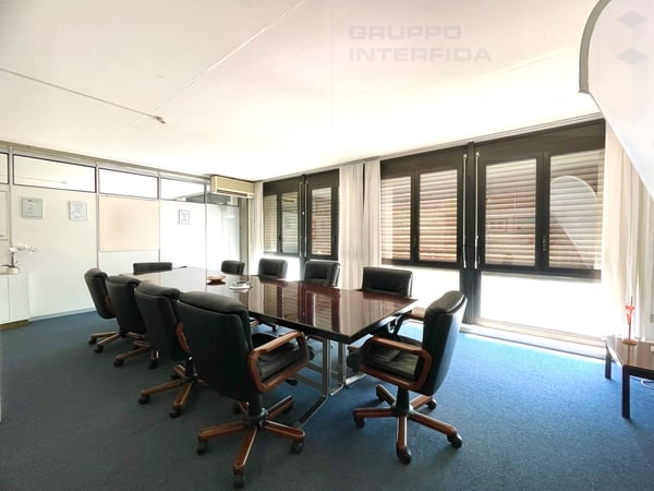 AMPIA SUPERFICIE AD USO UFFICIO 2