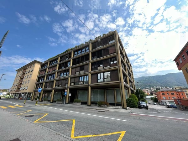 AMPIA SUPERFICIE AD USO UFFICIO 1