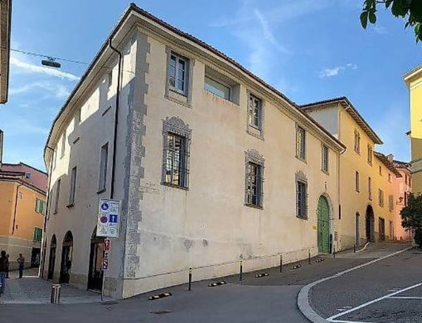 LOCALE COMMERCIALE CON VETRINA 9