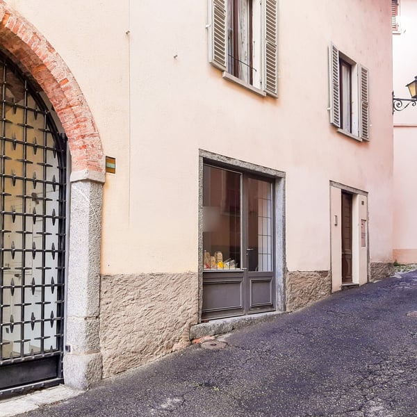 LOCALE COMMERCIALE CON VETRINA 1