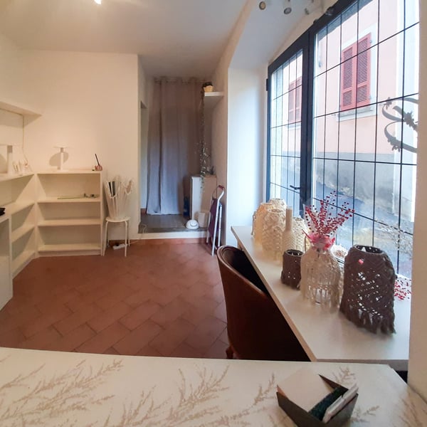 LOCALE COMMERCIALE CON VETRINA 7