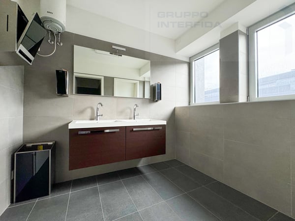 AMPIO SPAZIO COMMERCIALE OPEN SPACE 8