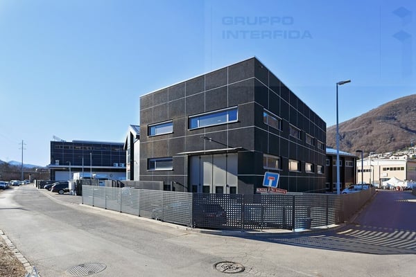 AMPIO SPAZIO COMMERCIALE OPEN SPACE 12