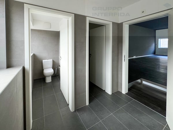 AMPIO SPAZIO COMMERCIALE OPEN SPACE 9