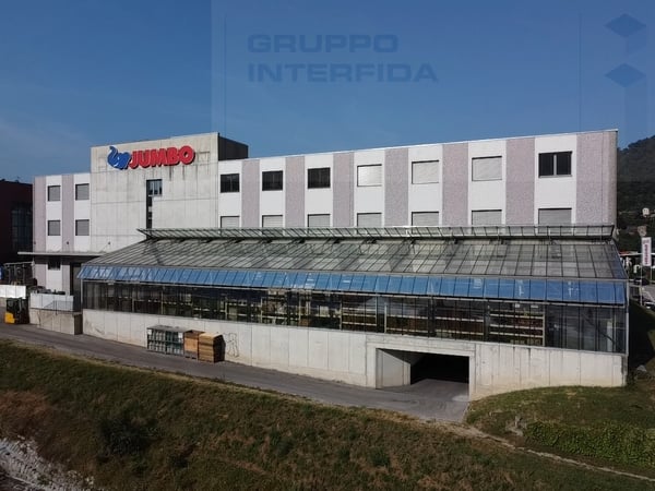 GRANDE SPAZIO COMMERCIALE IN ZONA FOX TOWN 9