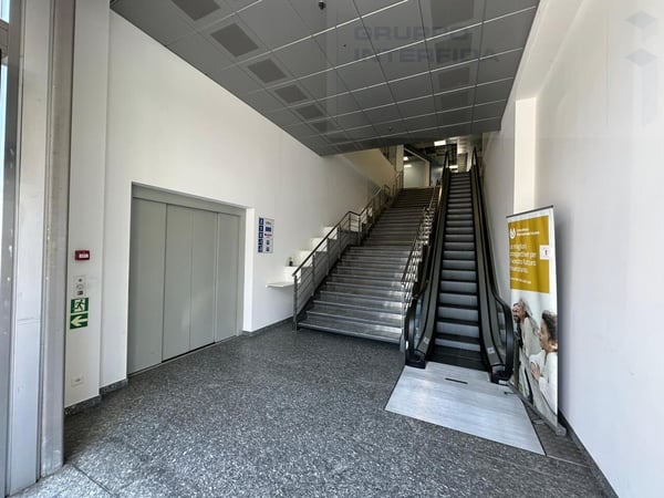 GRANDE SPAZIO COMMERCIALE IN ZONA FOX TOWN 7