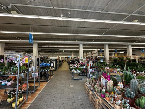 GRANDE SPAZIO COMMERCIALE IN ZONA FOX TOWN 4