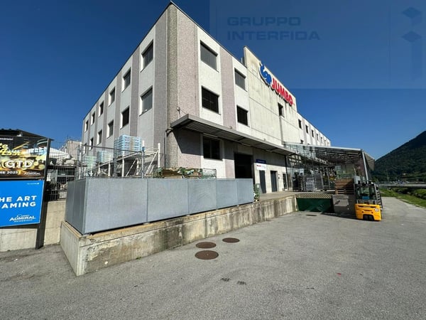 GRANDE SPAZIO COMMERCIALE IN ZONA FOX TOWN 3