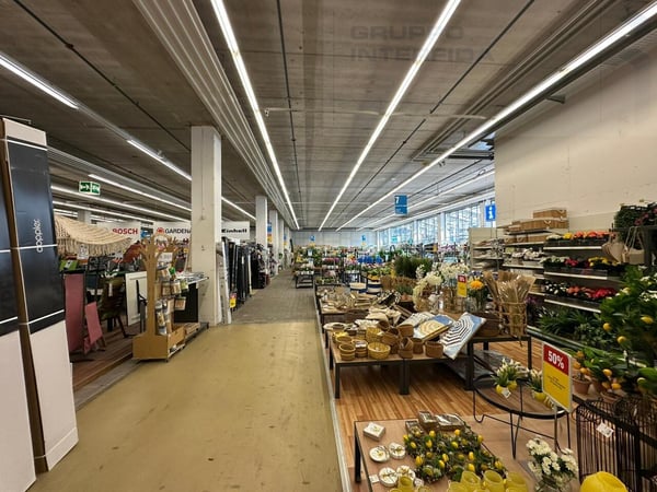 GRANDE SPAZIO COMMERCIALE IN ZONA FOX TOWN 5