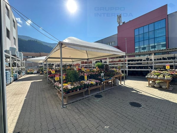 GRANDE SPAZIO COMMERCIALE IN ZONA FOX TOWN 6