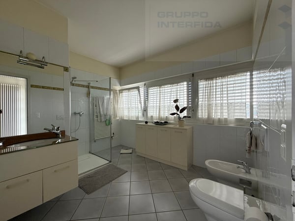 GRANDE VILLA CON PISCINA 12