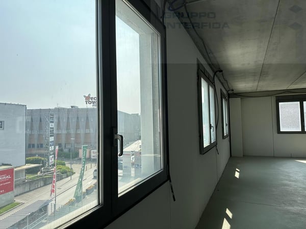 PORZIONE DI UFFICIO/MAGAZZINO RISTRUTTURATO ZONA FOXTOWN 6