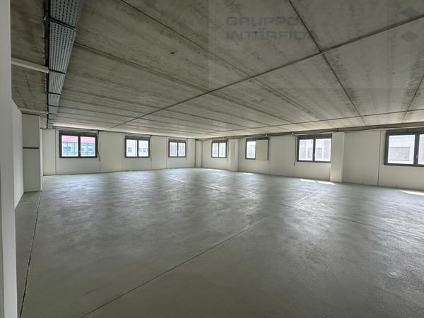 PORZIONE DI UFFICIO/MAGAZZINO RISTRUTTURATO ZONA FOXTOWN 4