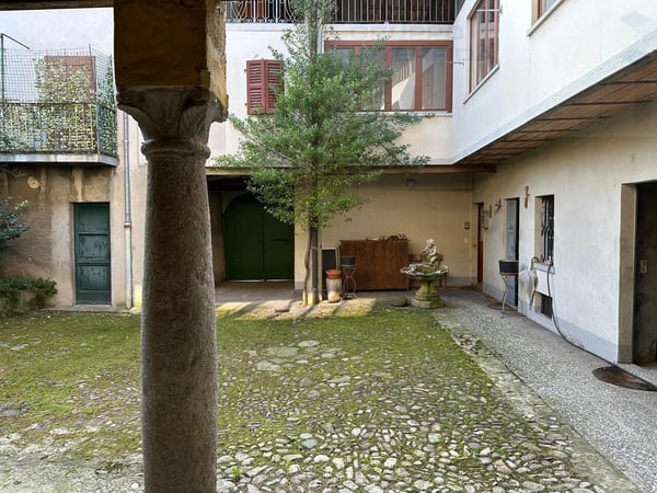 AMPIA CASA DI NUCLEO DA RIATTARE CON GIARDINO 4