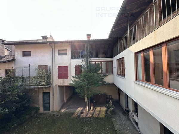 AMPIA CASA DI NUCLEO DA RIATTARE CON GIARDINO 5