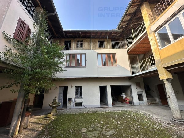 AMPIA CASA DI NUCLEO DA RIATTARE CON GIARDINO 2