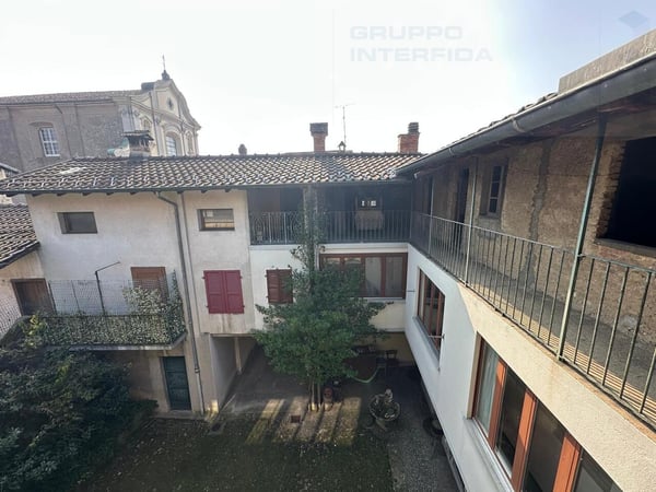 AMPIA CASA DI NUCLEO DA RIATTARE CON GIARDINO 6