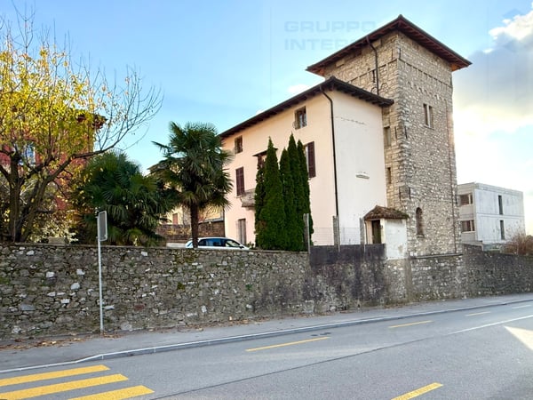 CASA D'EPOCA CON TORRE E GIARDINO IN CENTRO 2