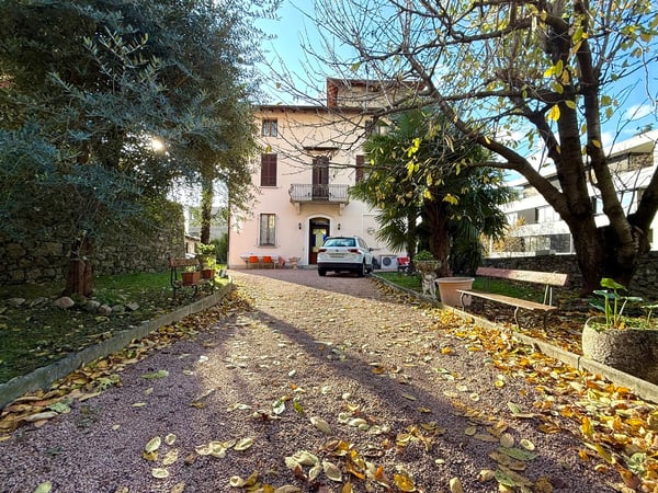CASA D'EPOCA CON TORRE E GIARDINO IN CENTRO 2