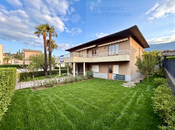 AMPIA CASA COMPOSTA DA DUE APPARTAMENTI 1