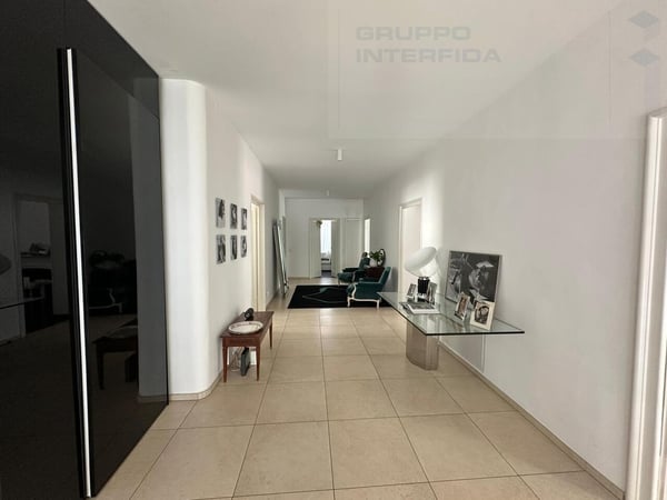 AMPIO APPARTAMENTO SIGNORILE CON TERRAZZA 8