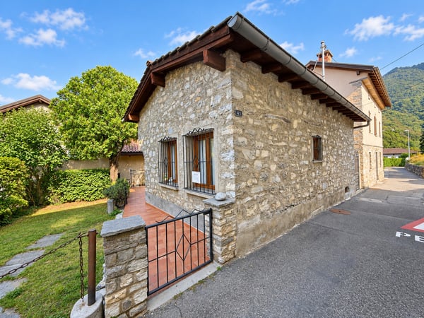 GRAZIOSA CASA RUSTICA NEL CUORE DI BRÉ 12
