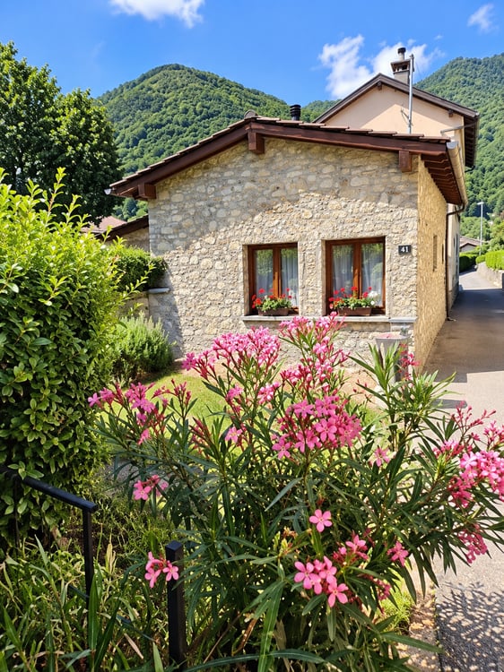 GRAZIOSA CASA RUSTICA NEL CUORE DI BRÉ 1