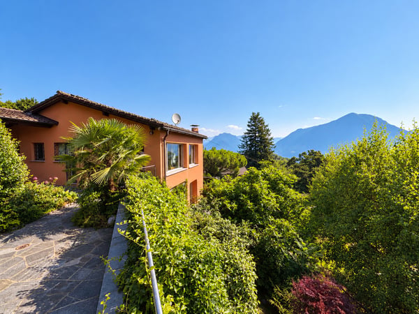 VILLA CON VISTA LAGO E PISCINA