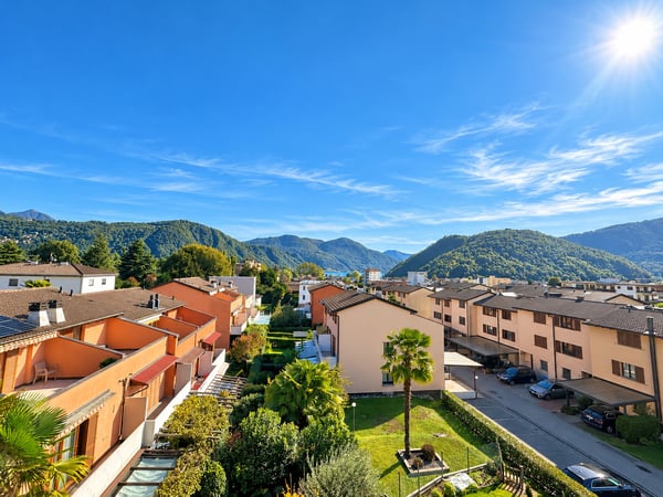 APPARTAMENTO 3.5 LOCALI CON AMPIA TERRAZZA E PARZIALE VISTA LAGO