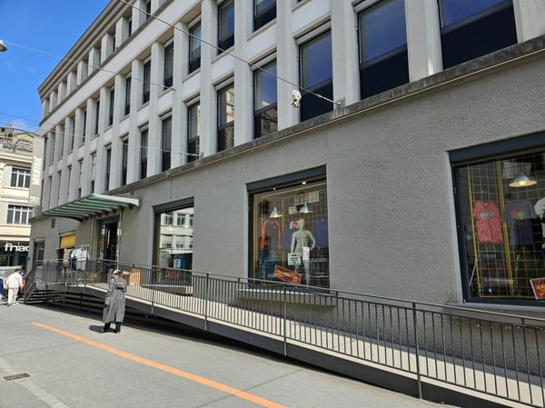 Arcade commerciale, 700m2, centre-ville, flux piéton important 8